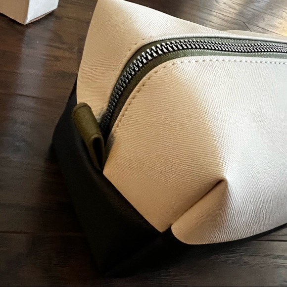 Rae Dunn “Tackle” Toiletry Bag - Picture 6 of 10